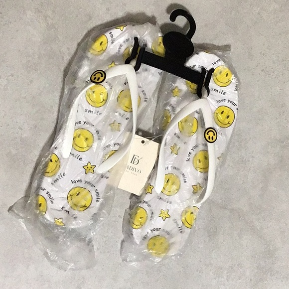 Fadivo Shoes - NWT Size 39 M Fadivo “Love Your Smile” Flip Flops!
